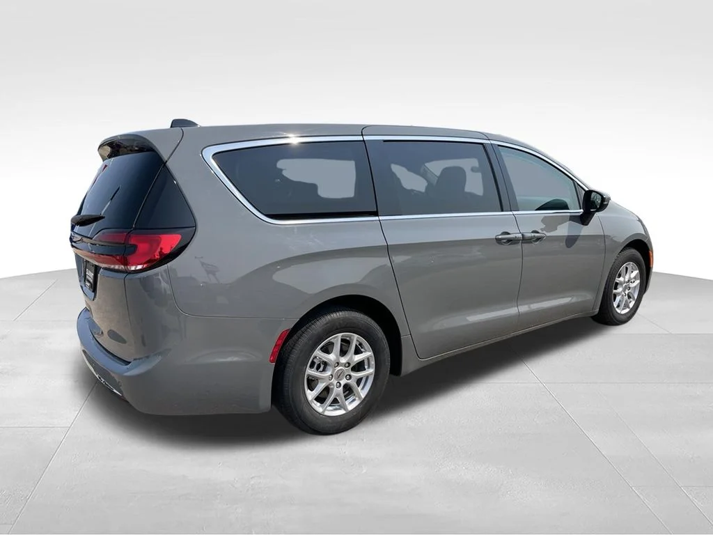 Used 2023 Ceramic Gray Clearcoat Chrysler Touring L image 4