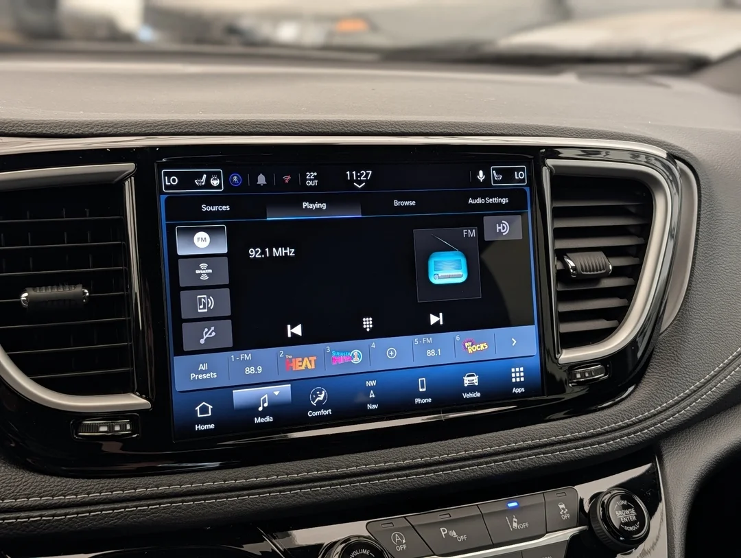 New 2027 White Chrysler Select - - AWD - 3.6L Pentastar V6 - Adaptive Cruise Control - Blind Spot Monitor & More! image 22