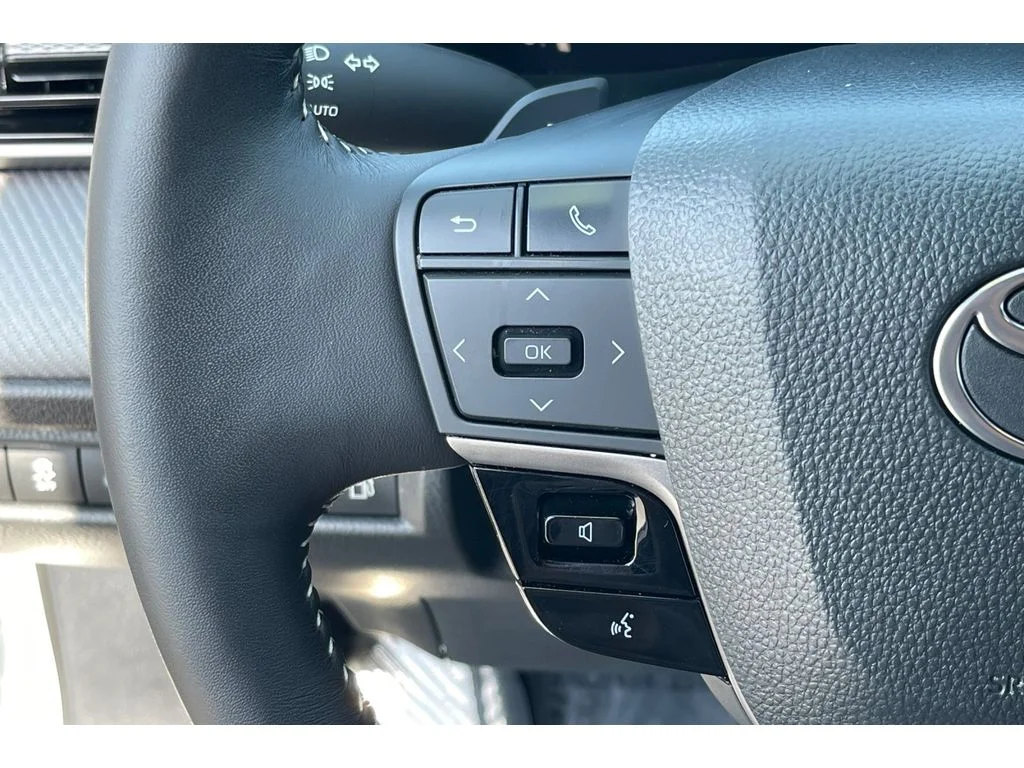 Used 2025 Ice Cap Toyota SE image 34