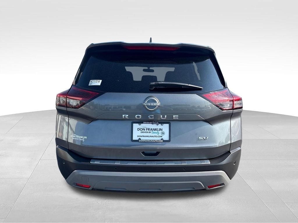 Used 2022 Gray Nissan SV image 4