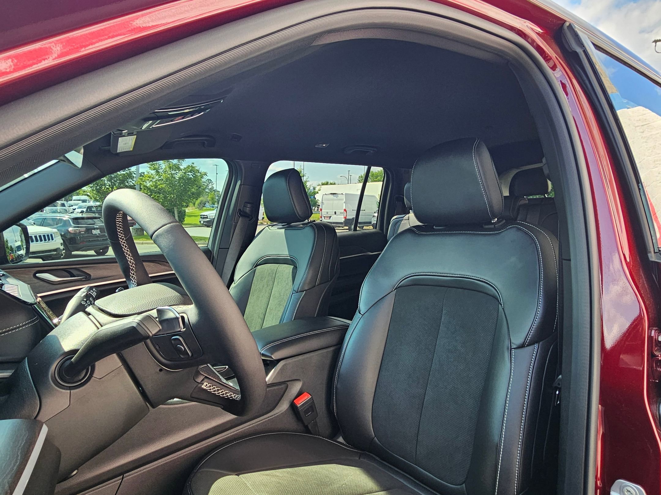 New 2026 Velvet Red Pearl-Coat Exterior Paint Jeep Laredo Altitude image 20