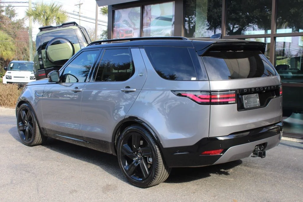 Certified Used 2025  Land Rover Dynamic SE image 9