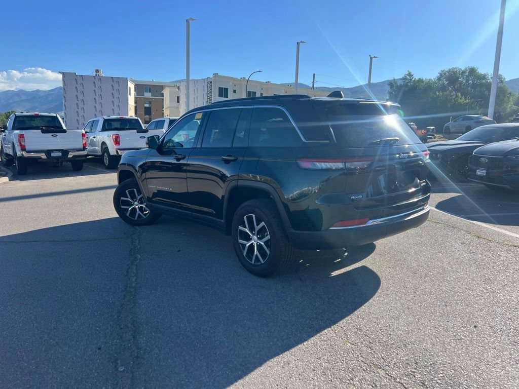 Used 2024 Diamond Black Crystal Pearlcoat Jeep Limited image 12