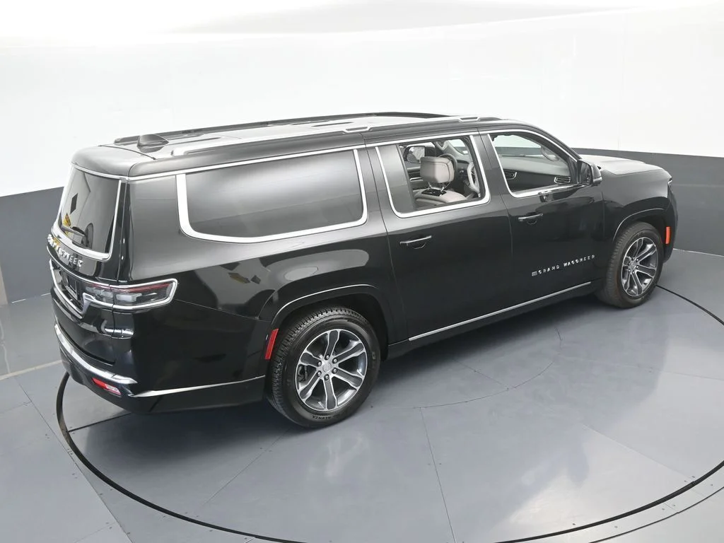Used 2024 Diamond Black Crystal Pearlcoat Jeep Base image 65
