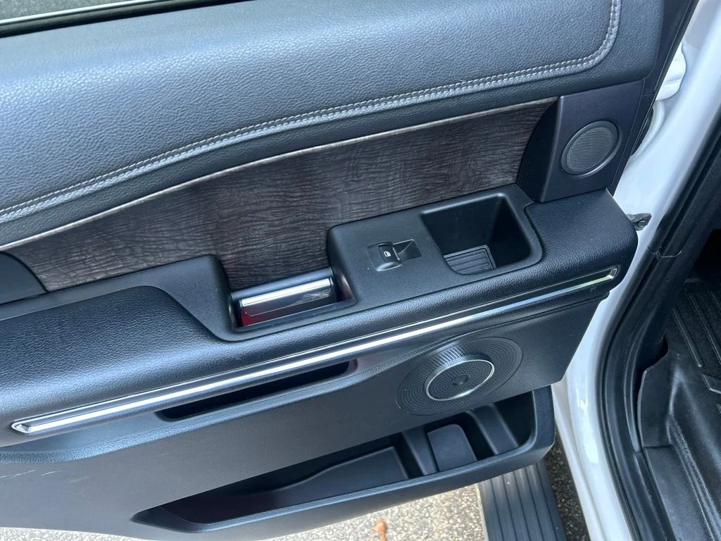 Used 2019  Ford Limited image 27