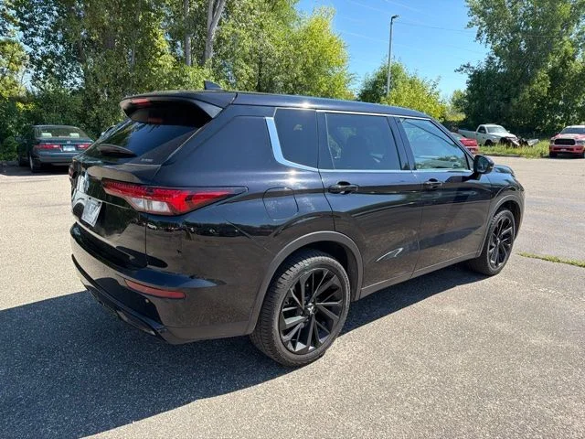 Used 2022 Labrador Black Pearl Mitsubishi Black Edition image 4
