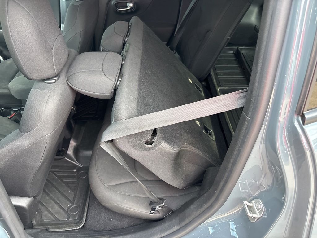 Certified Used 2018 Gray Jeep Latitude image 33