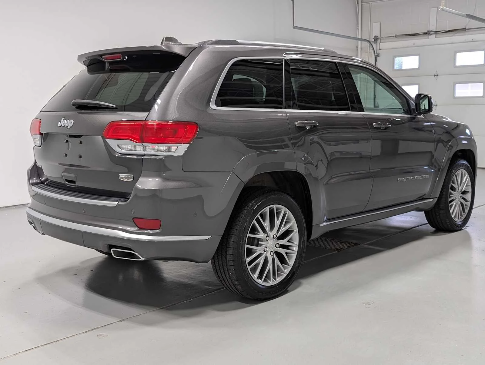 Used 2018 Granite Crystal Metallic Clearcoat Jeep Summit image 8
