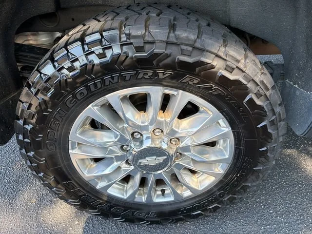 Used 2022 SILVER ICE METALLIC Chevrolet High Country image 17