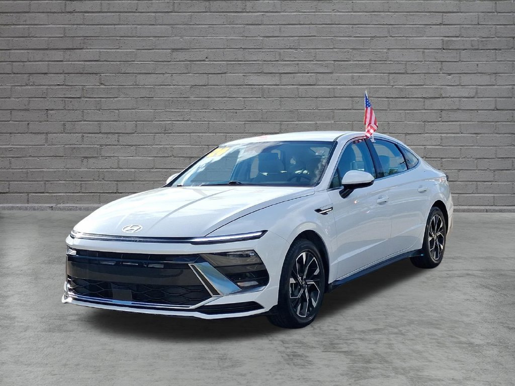 Used 2024 White Hyundai SEL image 3