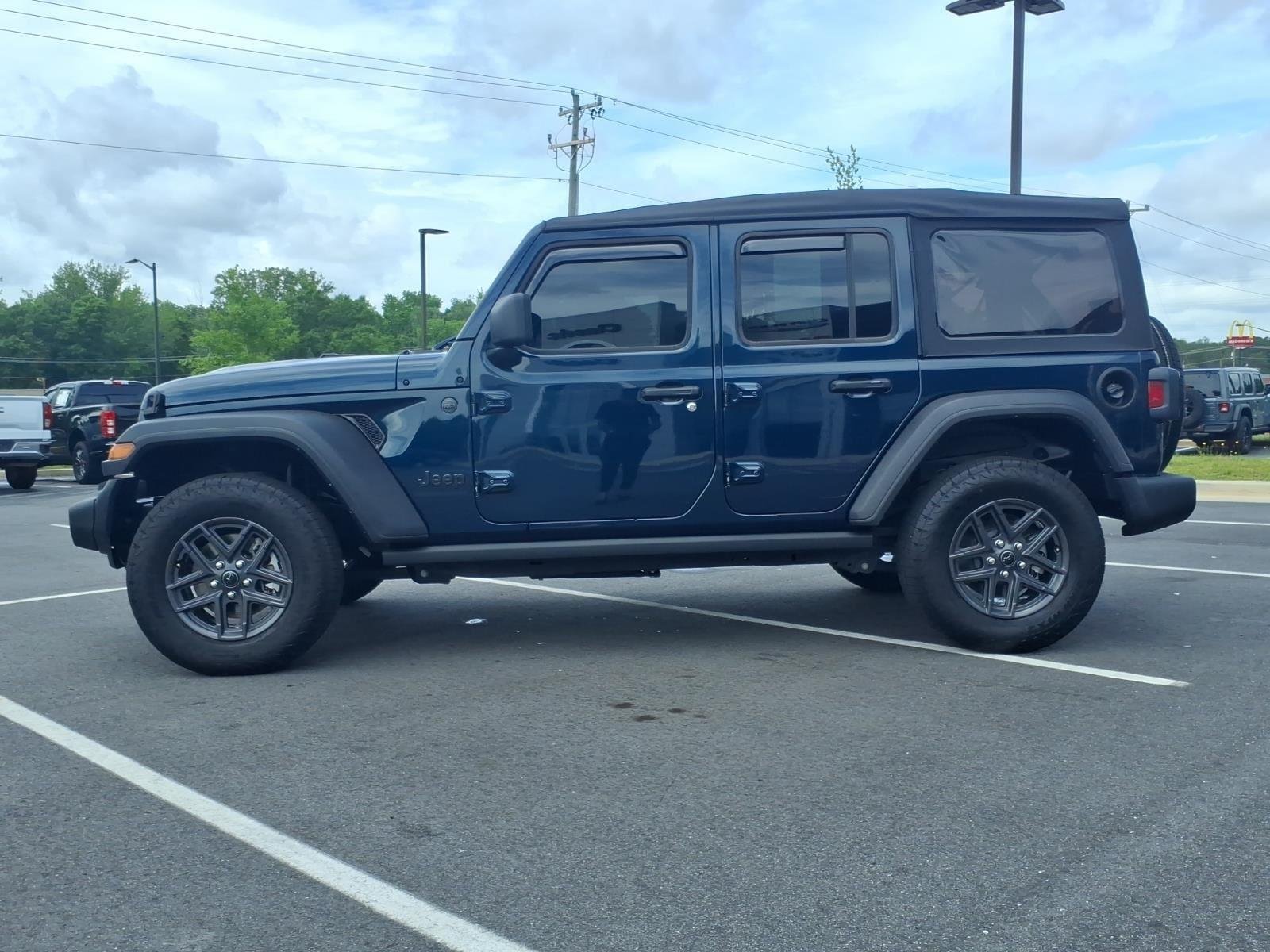Used 2025 Fathom Blue Pearlcoat Jeep Sport S image 3