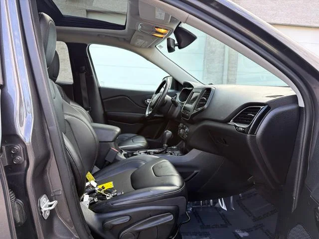 Used 2019 Granite Crystal Clearcoat Metallic Jeep  image 30