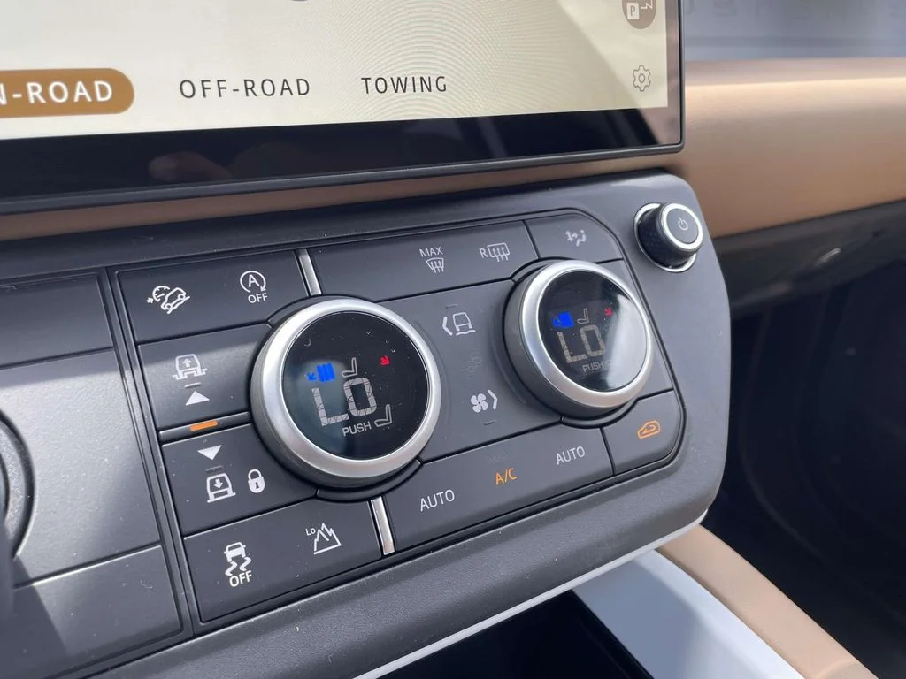 New 2026 Woolstone Green Land Rover X-Dynamic SE image 31