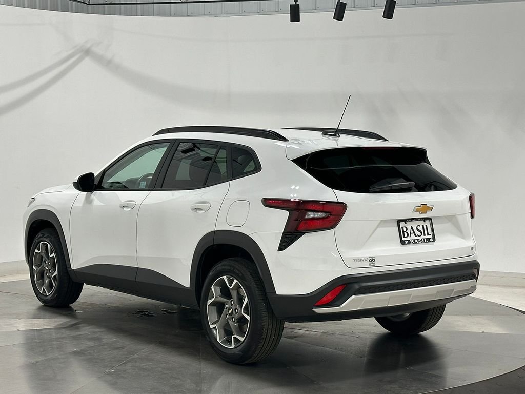 Used 2025 White Chevrolet LT image 13
