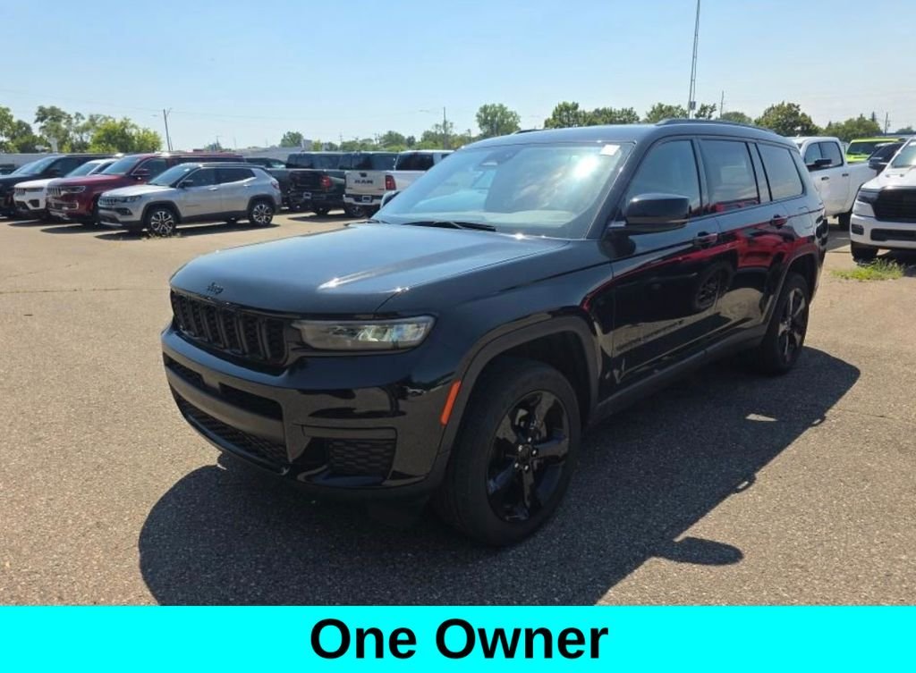 Used 2023 Diamond Black Crystal Pearlcoat Jeep Altitude image 1