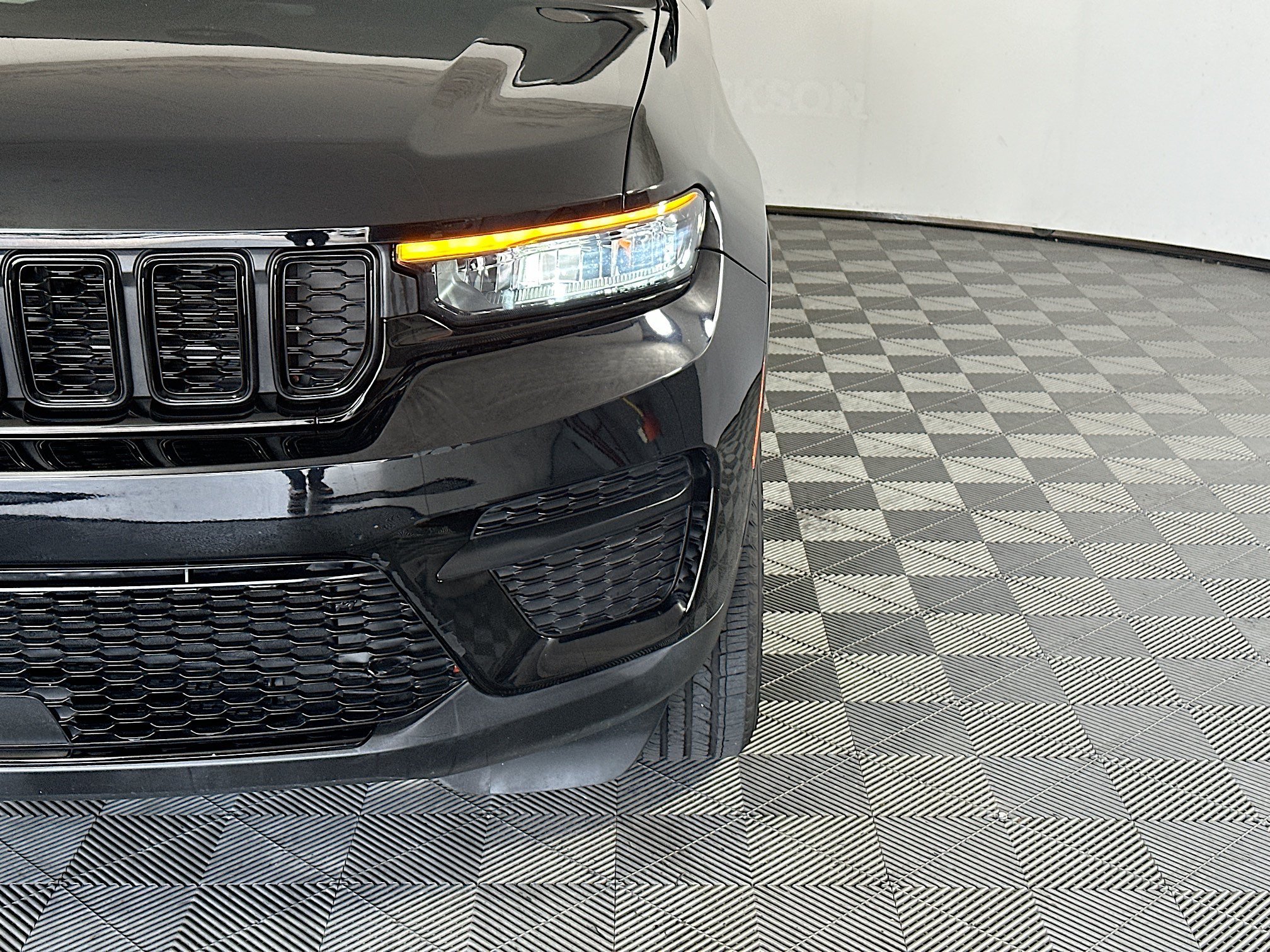Used 2023 Diamond Black Crystal Pearlcoat Jeep Altitude image 9
