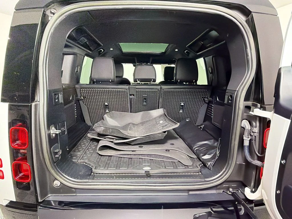 Used 2023 White Land Rover X-Dynamic SE image 27