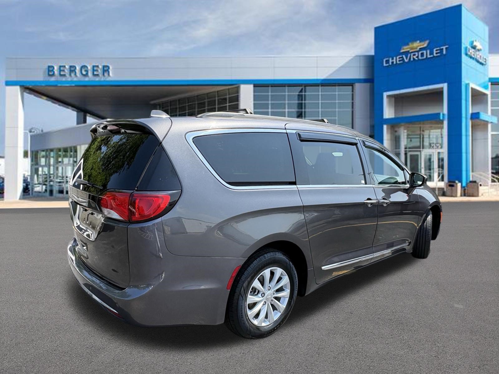 Used 2017 Chrysler Pacifica Touring-L with VIN 2C4RC1BGXHR530055 for sale in Grand Rapids, MI