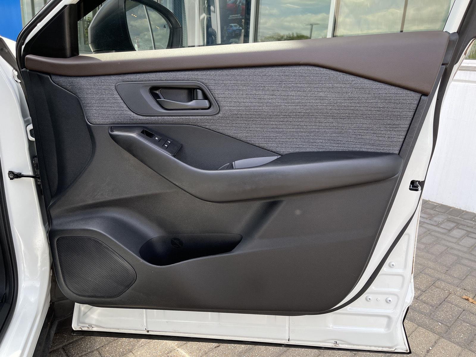 Used 2023 Glacier White Nissan S image 27