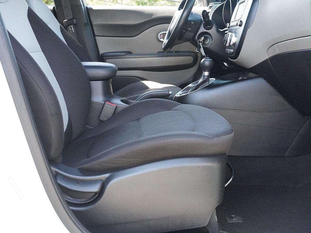 Used 2018 White Kia Base image 20