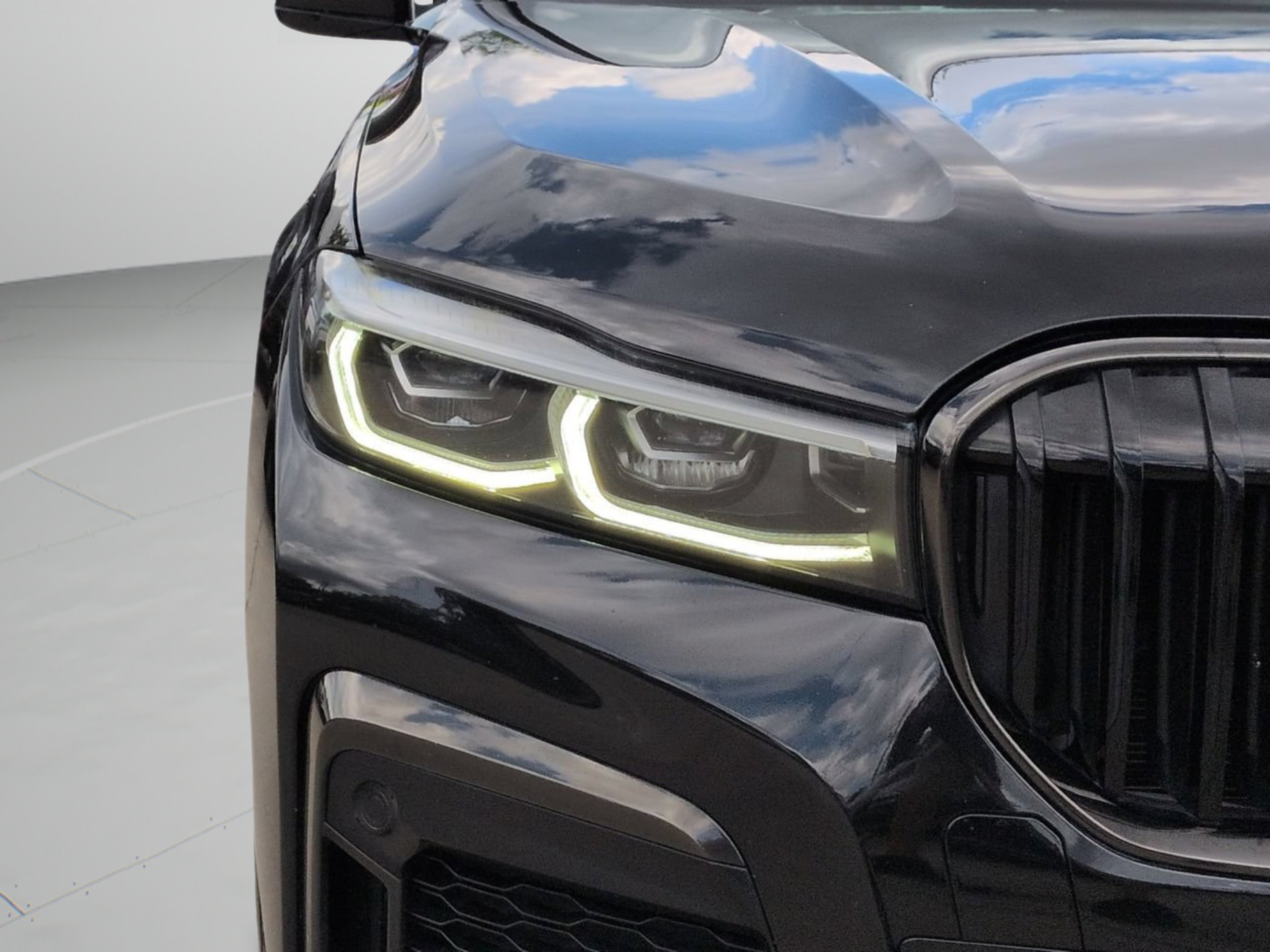 Used 2021 Black Sapphire Metallic BMW 750i xDrive image 29
