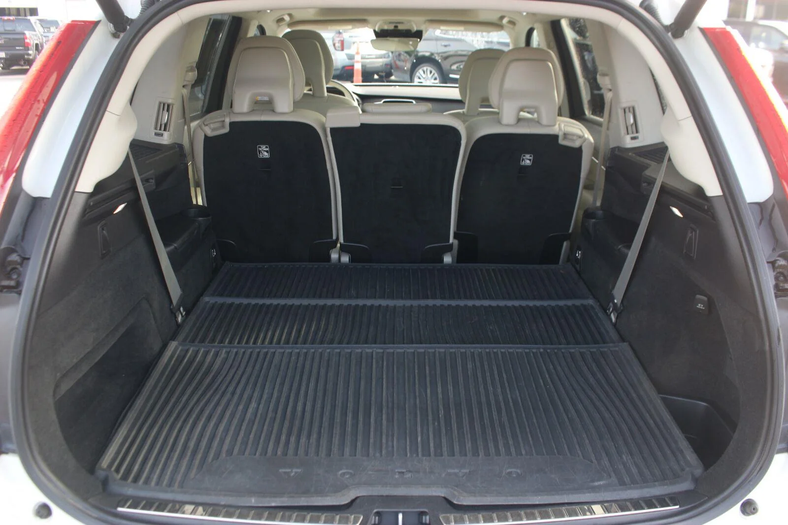 Used 2021  Volvo Momentum image 10