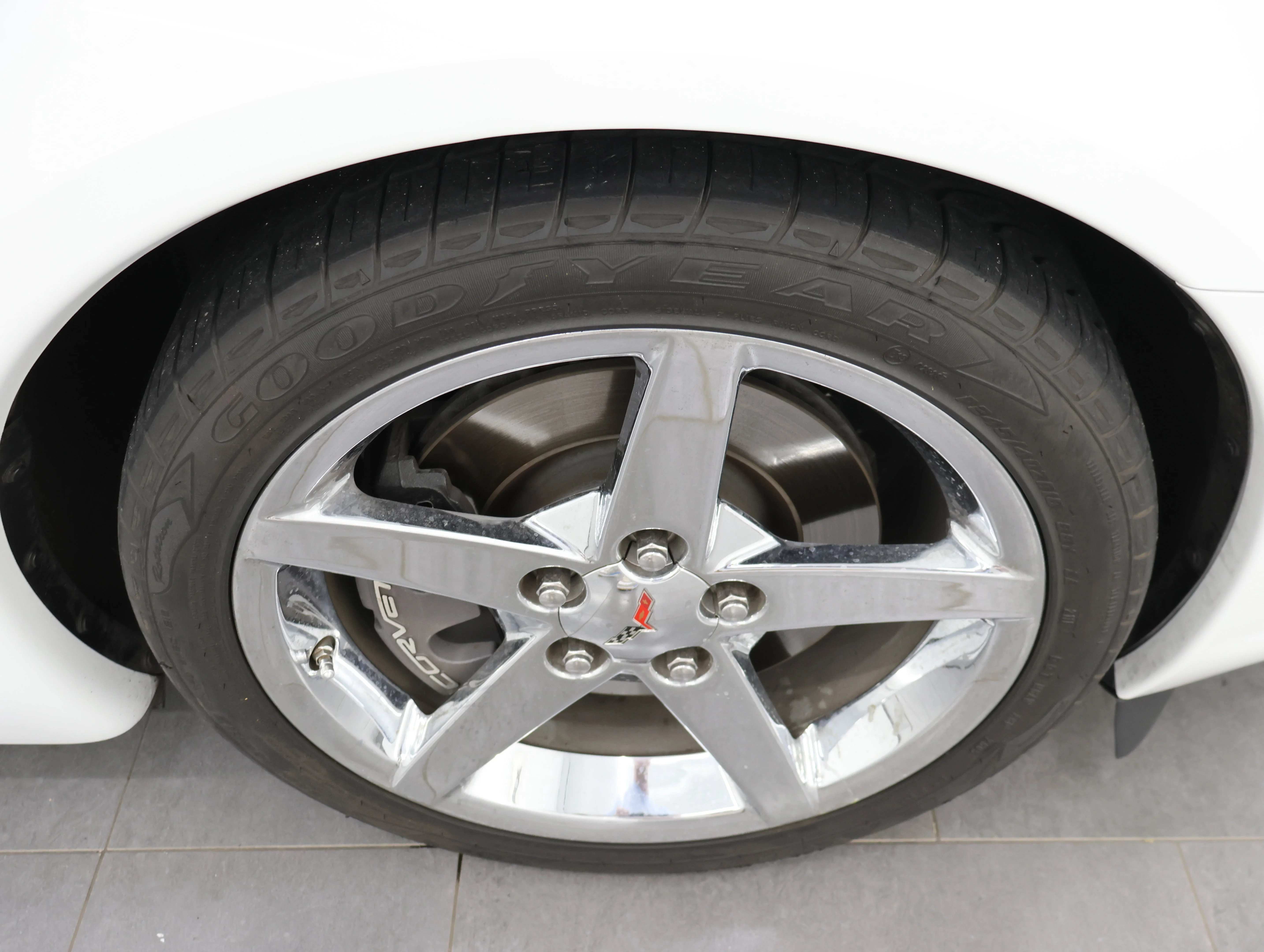Used 2007 Arctic White Chevrolet Base image 3
