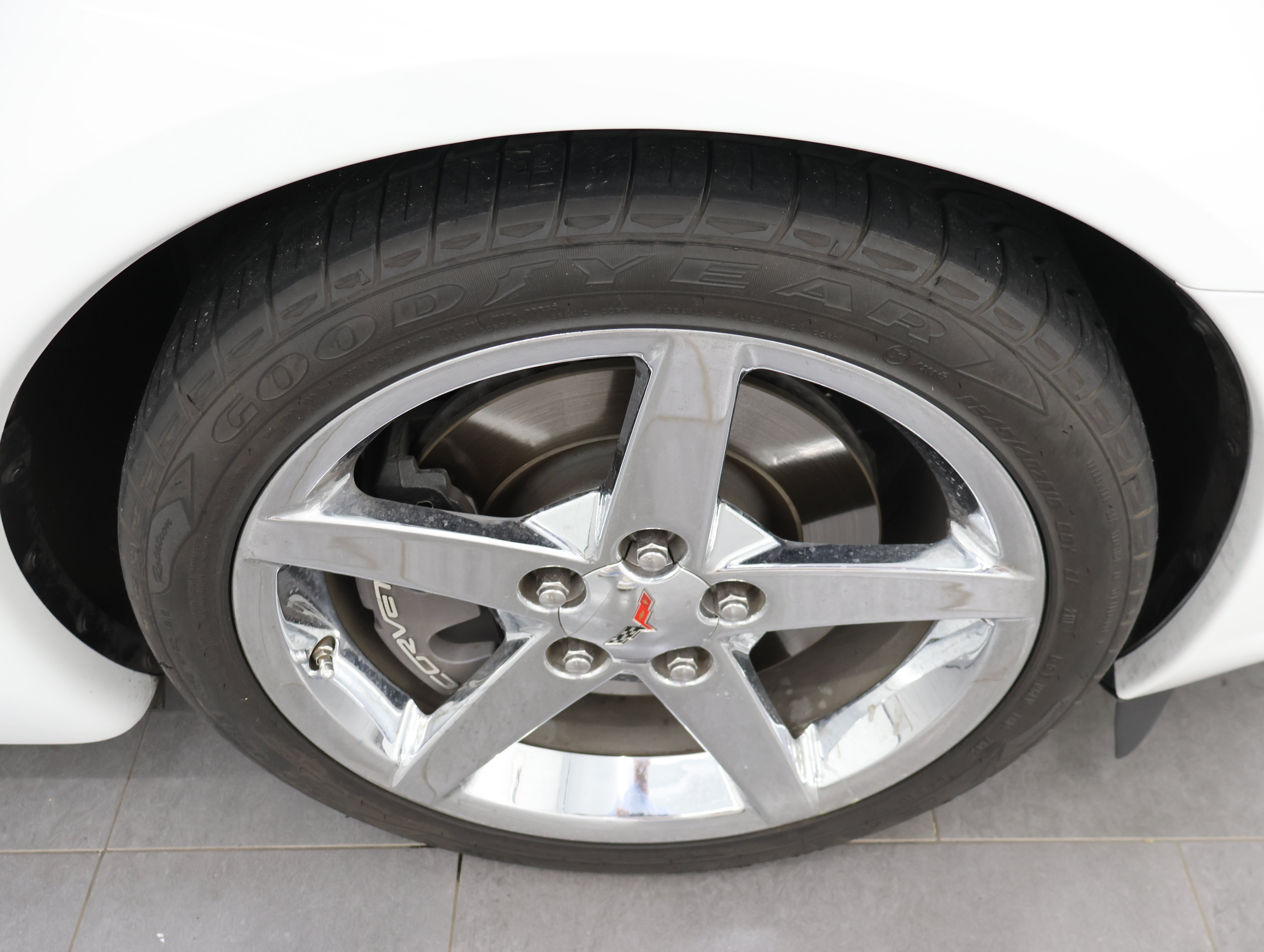Used 2007 Arctic White Chevrolet  image 3