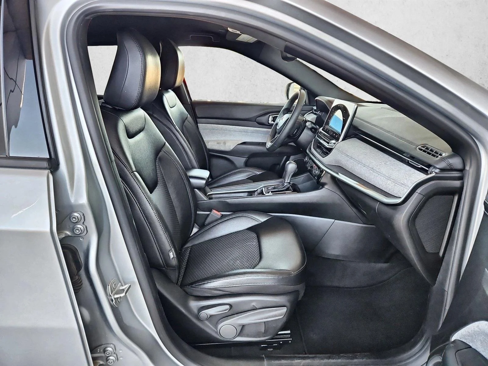Used 2024 Silver Zynith Metallic Clearcoat Jeep Latitude image 20