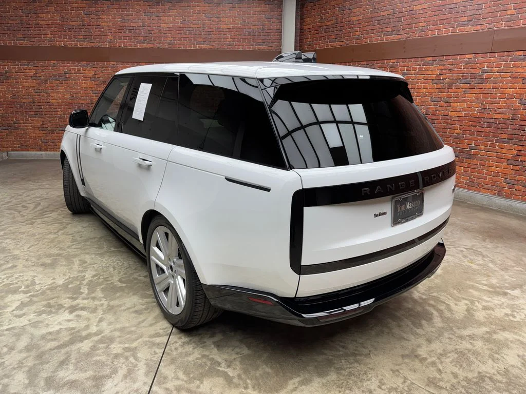 Used 2023 White Land Rover SE image 2