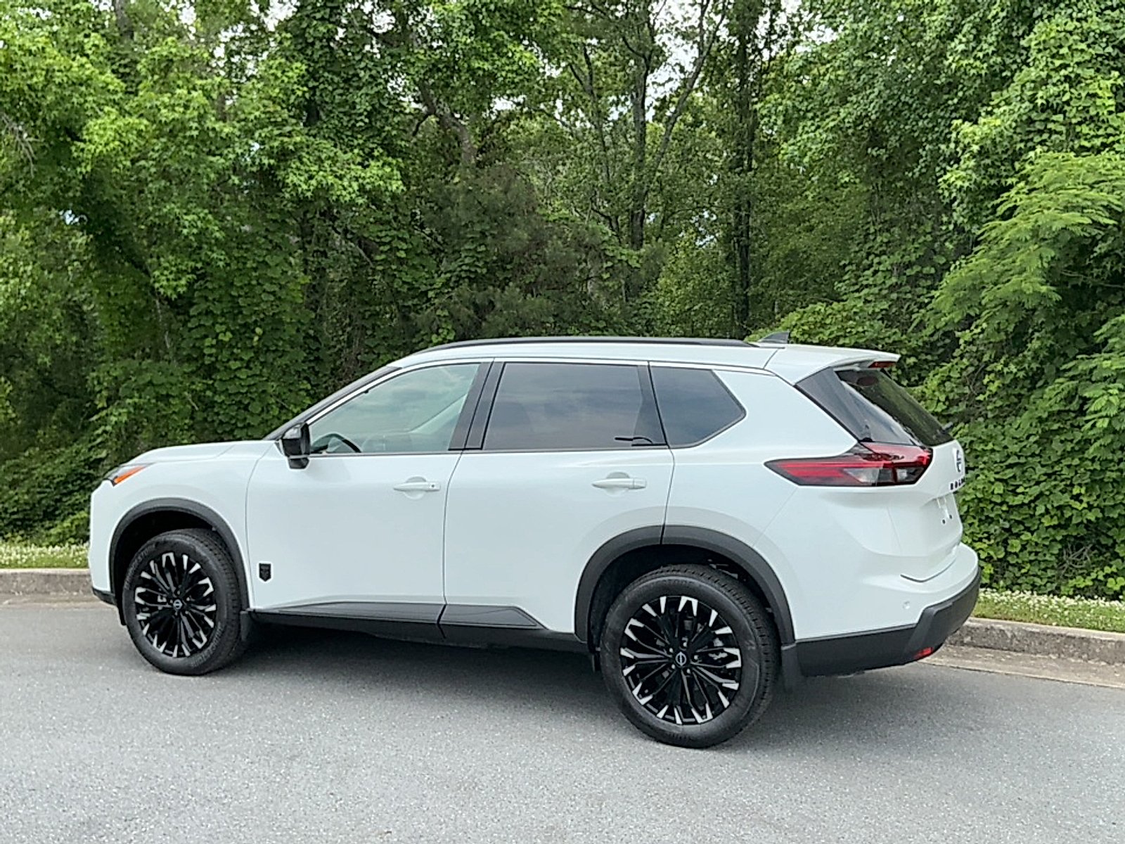 New 2026 Everest White Pearl Tricoat Nissan Dark Armor image 3