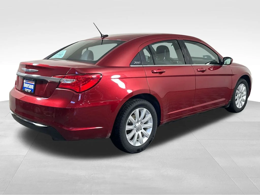 Used 2013 Red Chrysler Touring image 12
