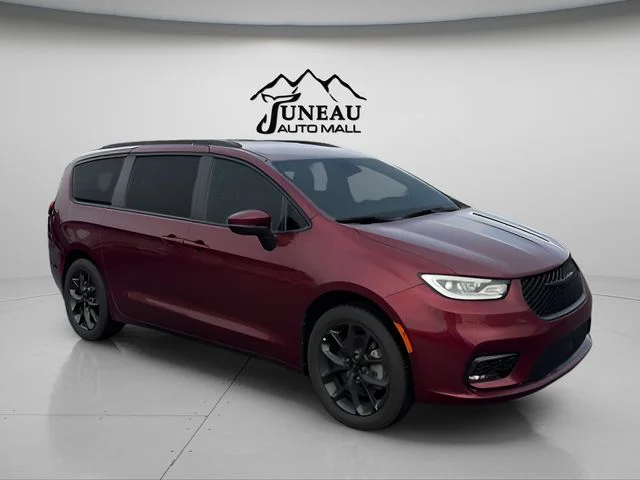 2023 Chrysler Pacifica Touring L AWD's photo