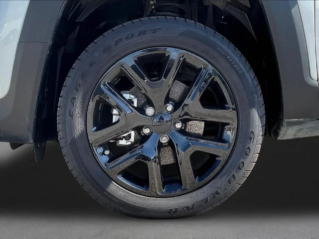 Used 2023 White Jeep Altitude image 33