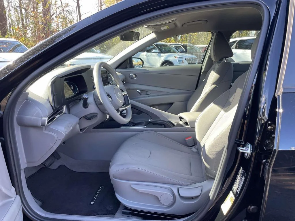 New 2025 Black Hyundai SE image 15