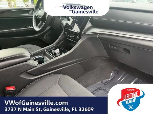 Used 2023 Diamond Black Crystal Pearlcoat Jeep Laredo image 12