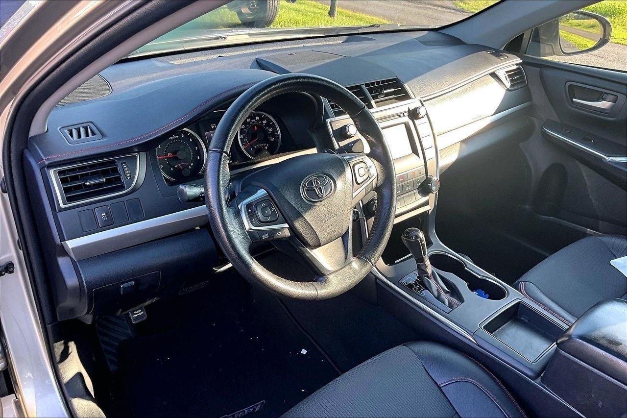 Used 2016 Creme Brulee Mica Toyota SE image 5