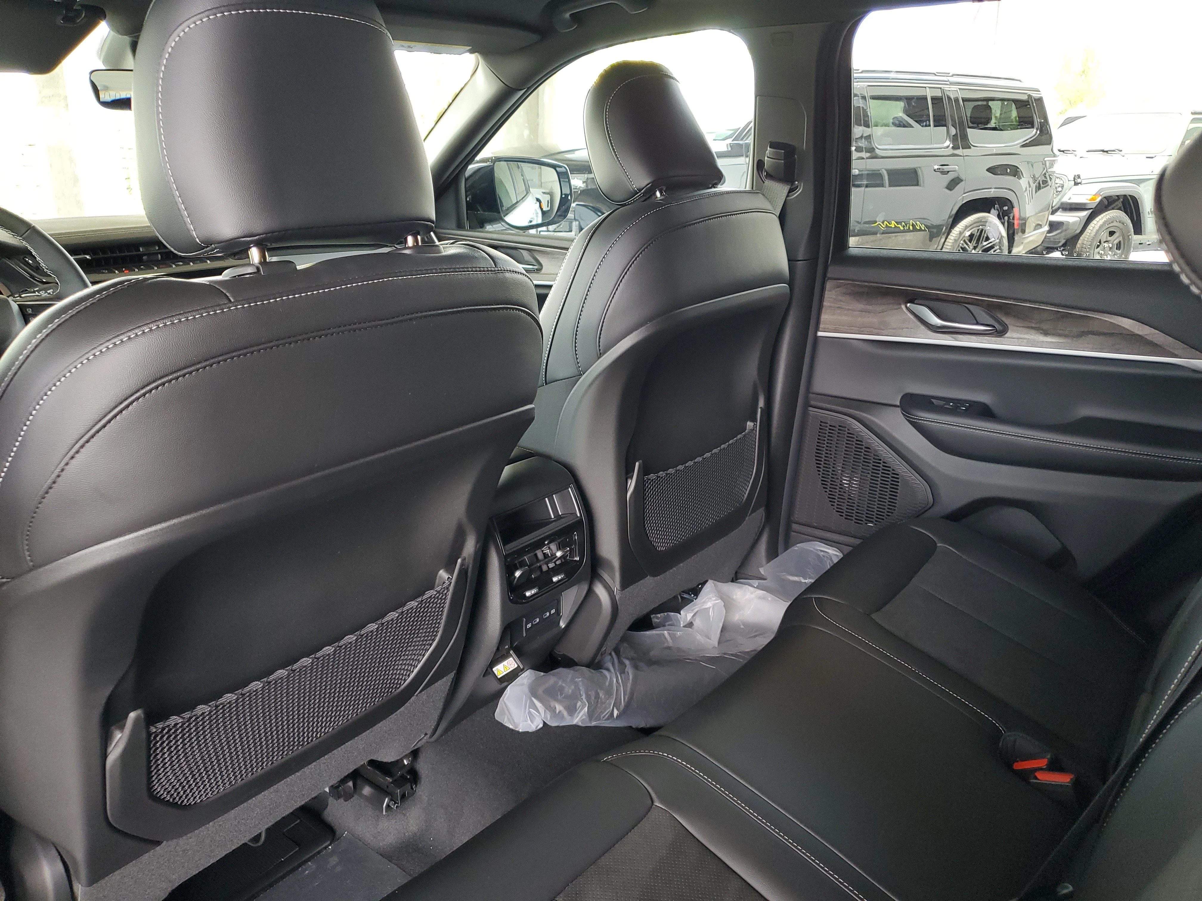 New 2026 Bright White Clear-Coat Exterior Paint Jeep Laredo Altitude image 8