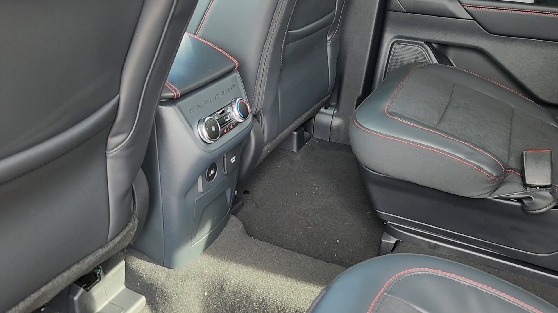 2026 Ford Explorer ST - Photo 15