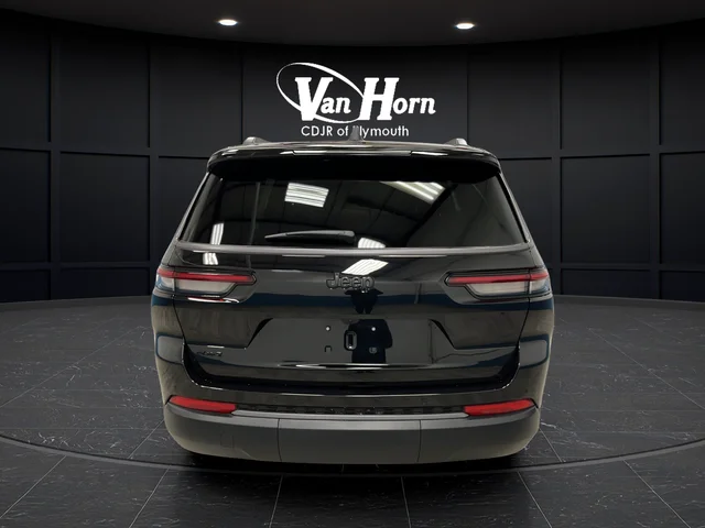 New 2026 Diamond Black Crystal Pearl-Coat Exterior Paint Jeep Laredo image 6