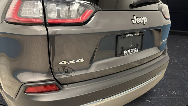 Used 2022 Crystal Metallic Jeep Limited image 38