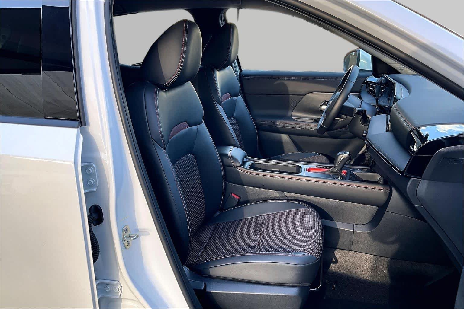 Certified Used 2025 Aspen White Tricoat Nissan SR image 9