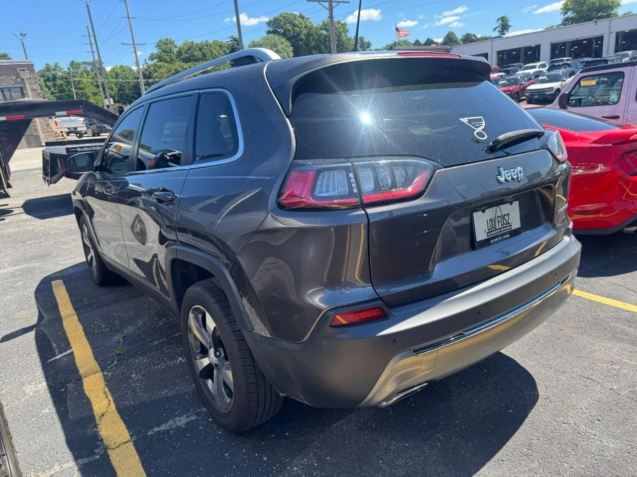 Used 2019 Granite Crystal Clearcoat Metallic Jeep Limited FWD image 9