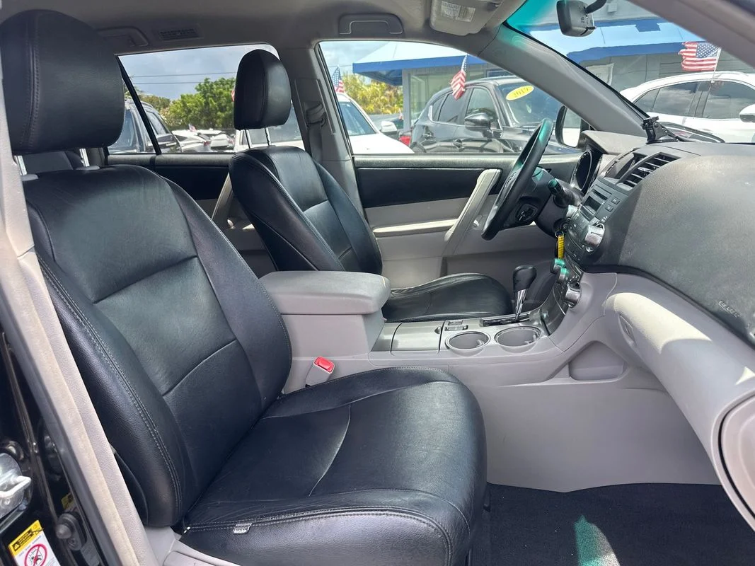 Used 2011  Toyota Base V6 image 34