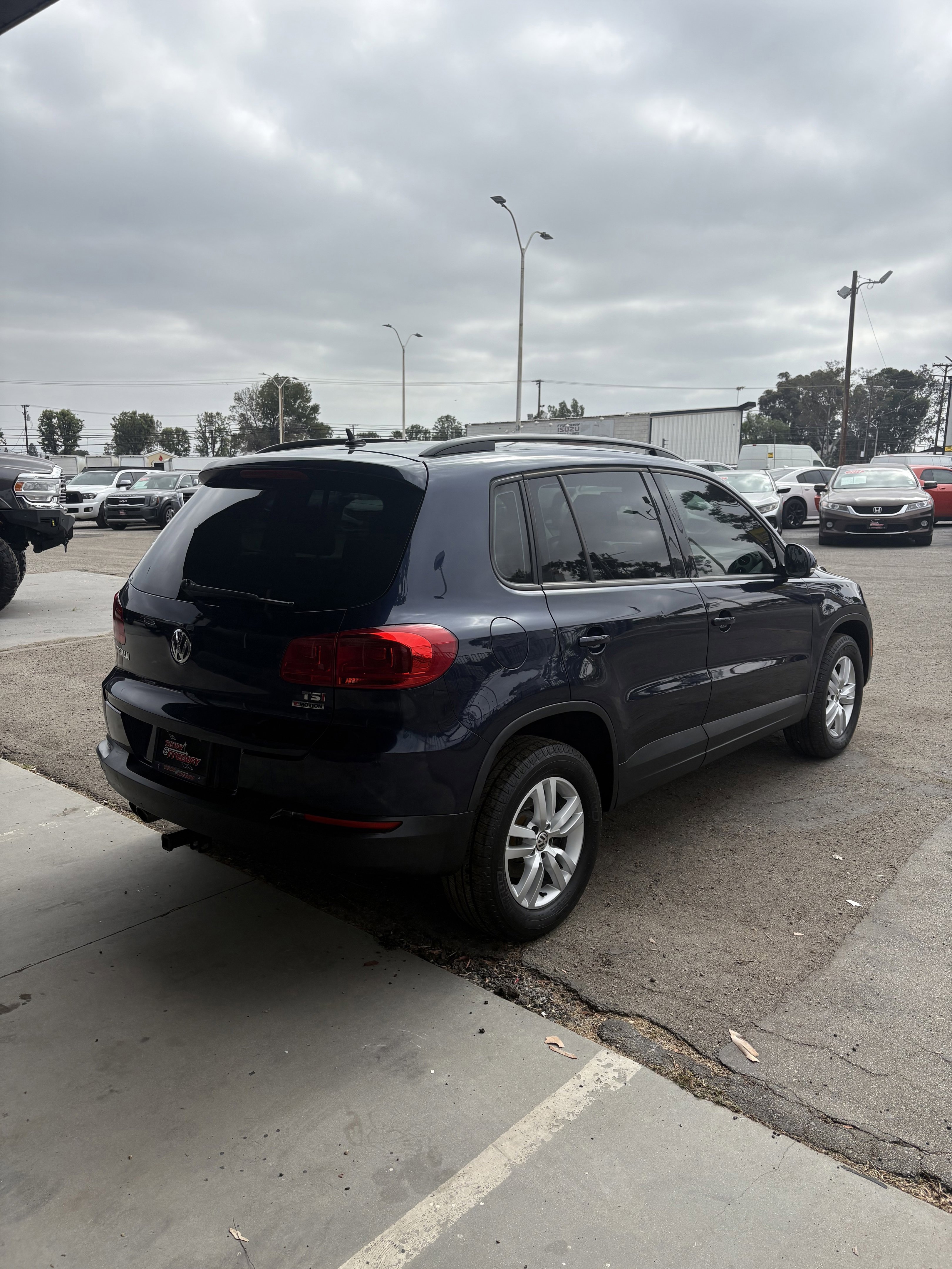 Used 2016 Blue Volkswagen  image 4