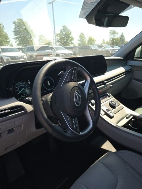 Used 2025 White Hyundai SEL Premium image 3
