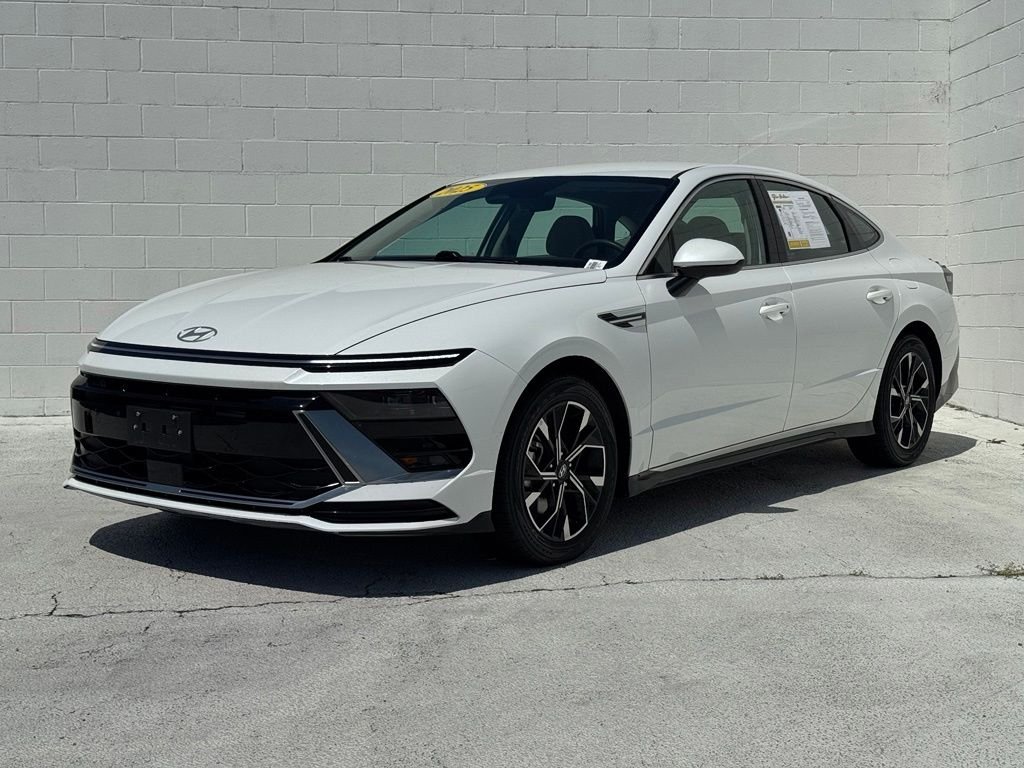 Used 2025 White Hyundai SEL image 8