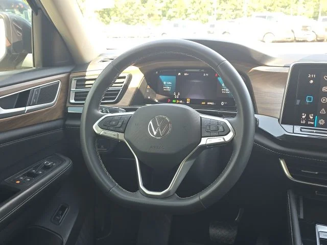 Used 2024  Volkswagen 2.0T SE w/Technology image 39