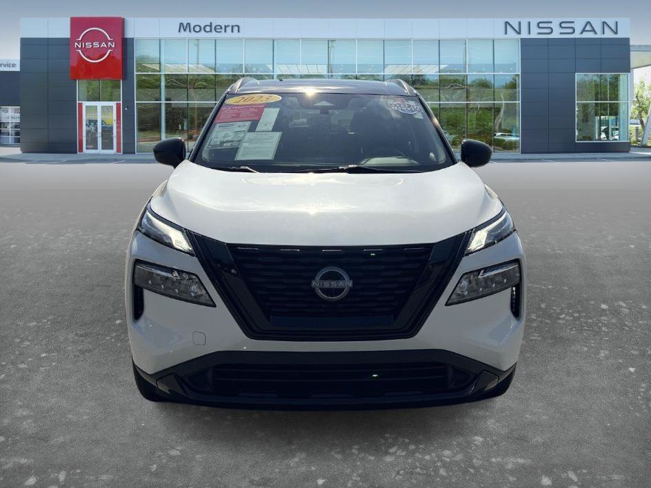 Used 2023 Pearl White Tricoat/Super Black Nissan SV image 2