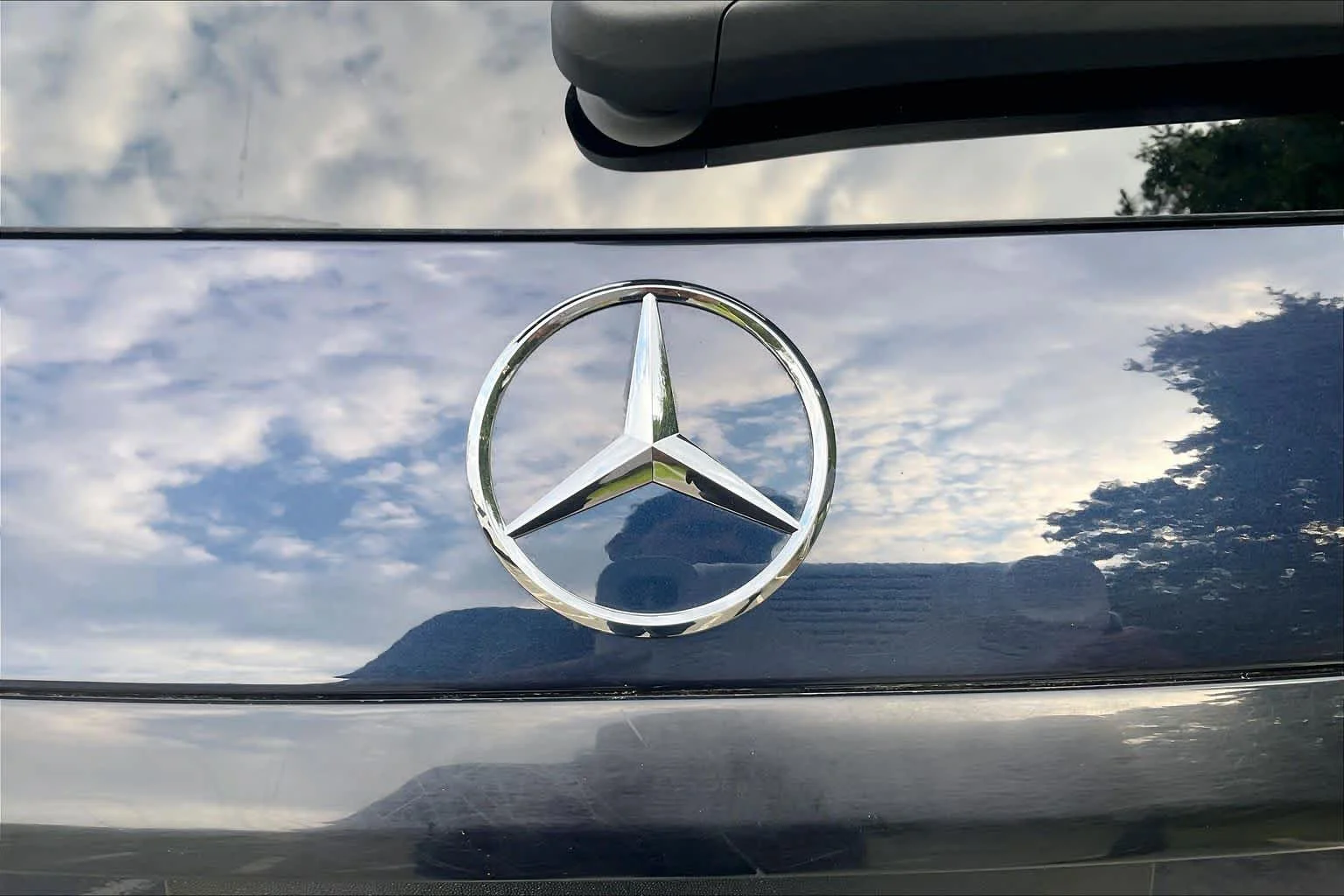 Used 2023 Nautical Blue Metallic Mercedes-Benz GLC 300 image 31